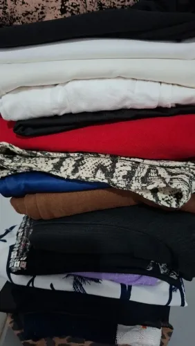 LOTE COM 25 PEÇAS DE ROUPAS DIVERSAS, EM OTIMO ESTADO, tam M sem avarias, ótimo para venda