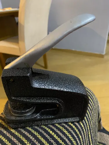 Máquina de carimbo para livros