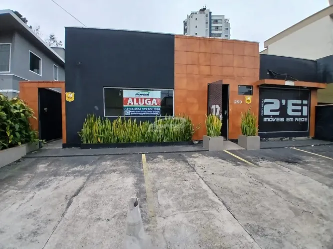Sala comercial disponível para locação no Centro de Blumenau, SC