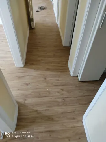Colocação de piso vinílico, laminado 3 rodapé