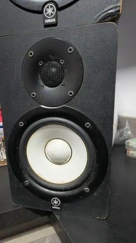 Par de caixas Yamaha HS50M para estúdio
