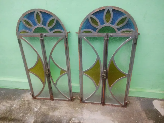 Par de janelas capelinha de ferro maciço