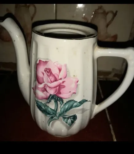 Leiteira porcelana acompanha 2 pratos de sobremesa porcelana
