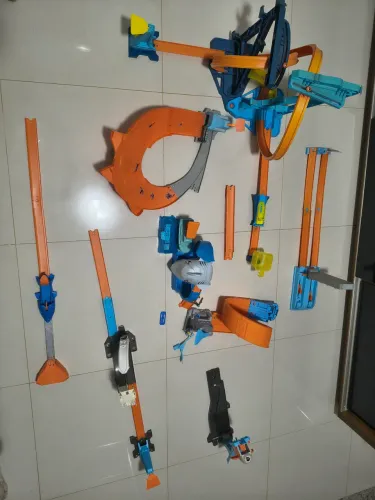 Lote brinquedo Hot Wheels: 5 Pistas (Tubarão, Looping, Drift) + 50+ Carrinhos
