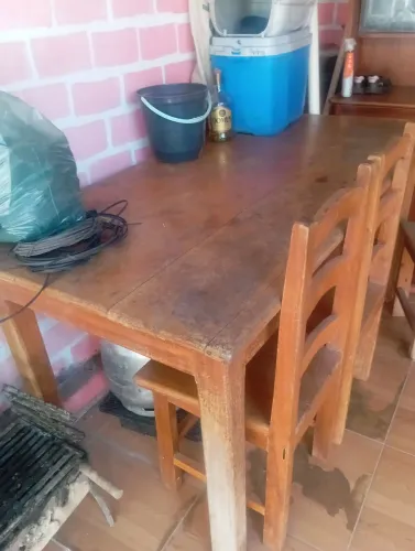 Mesa de madeira maciça 