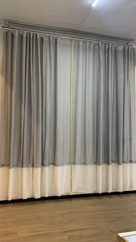 CORTINA MODELO WAVE - TECIDO NA COR CINZA + BARRADO BRANCO - COM ABERTURA - 3,00 X 3,35