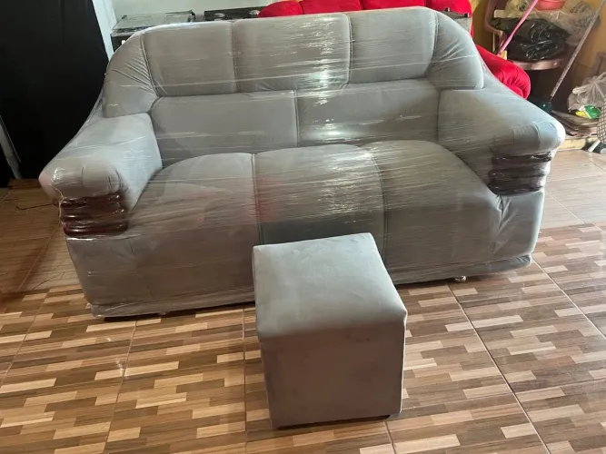 Sofá de três lugares com o puff