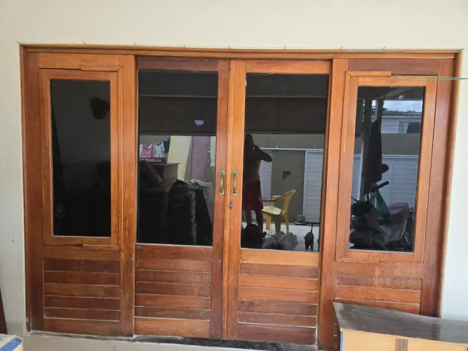 Vende-se 02 portas em madeira jatoba, medindo 3m de largura por 2,10 de altura em 04 folh 