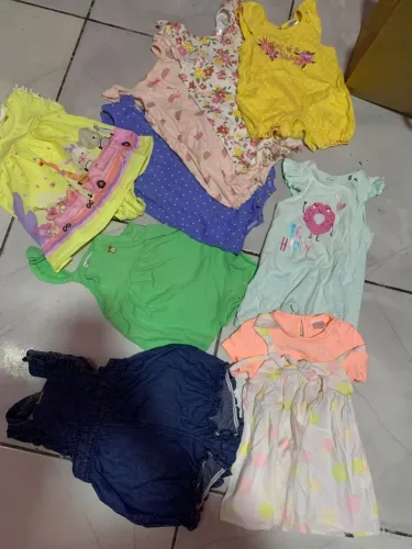 Roupas de criança de 6 a 1 ano.