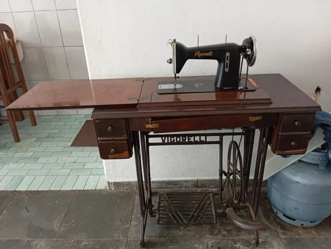 Máquina de costura Vigorelli (Pretinha) ano 1965 com móvel de madeira