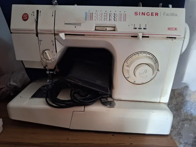 Máquina de Costura Singer Facilita 2818