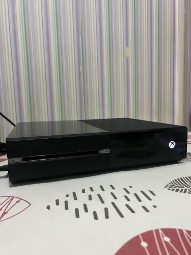 Xbox One 500 GB 2 controles + jogos