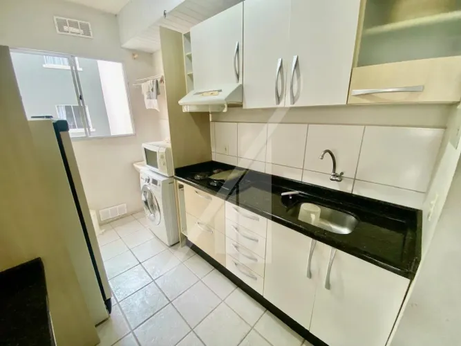 Apartamento mobiliado de 02 dormitórios no bairro Água Verde, 01 vaga de garagem