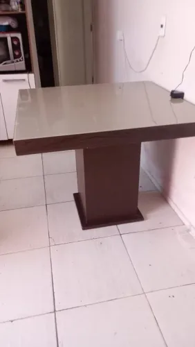 Mesa com Base de Madeira e Tampo de Vidro