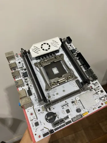 Placa-mãe Qiyida X99 Branca ? LGA 2011-3 / DDR4