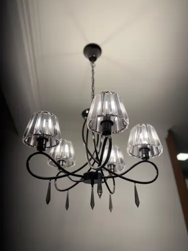 Lustre Pendente Elegante Preto com 5 Lâmpadas e Cúpulas Decorativas
