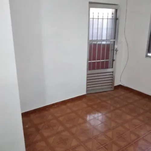 Aluga-se casa pequena (quarto, com banheiro) em Carapicuíba - Jardim Santa Brigída.