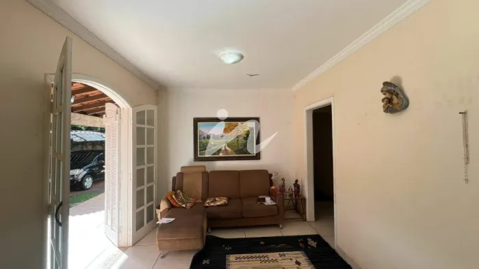 Casa à venda no Bairro Tubalina, em Uberlândia: 3 quartos, 1 suíte e varanda gourmet