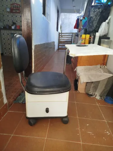 Mesa Manicure com gaveta.