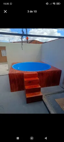 Piscina de 3000 litros com revestimento de madeira