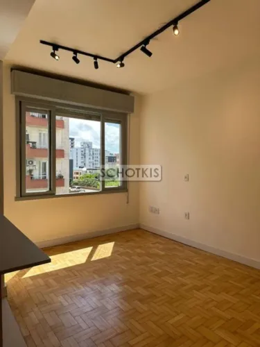 IMOBILIÁRIA SCHOTKIS VENDE EXCELENTE APARTAMENTO 02 DORMITÓRIOS TOTALMENTE REFORMADO, DESO