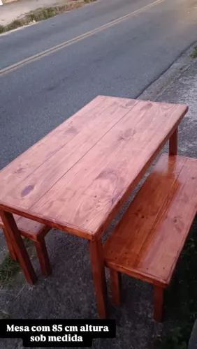 Mesa rústica com 2 bancos