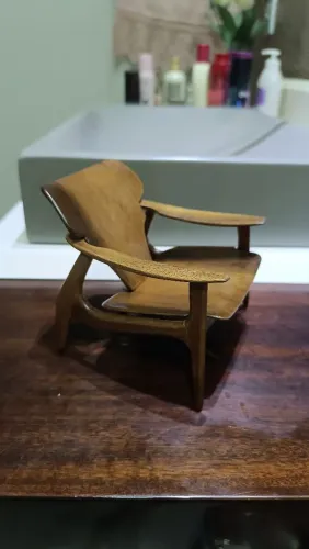 Poltrona Diz miniatura releitura de réplica Sérgio Rodrigues
