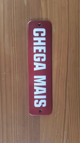 Placa decorativa esmaltada Chega Mais