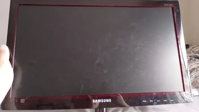 Monitor 19,5" Samsung (com pequeno detalhe)