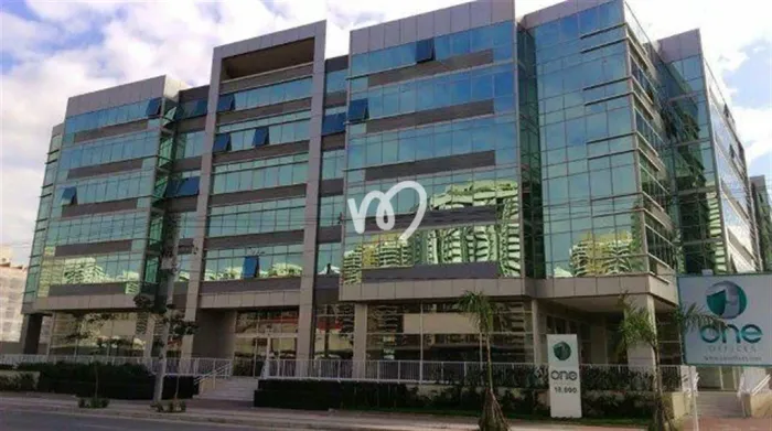 Sala comercial com vista interna para a praça do condomínio, 1 lavabo , 1 garagem, no edif