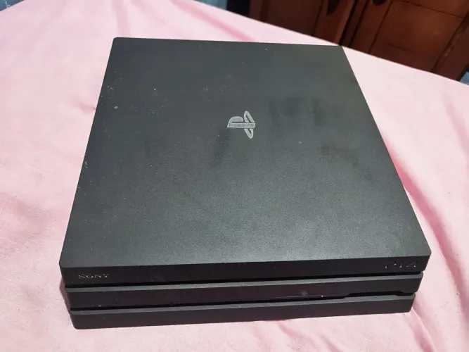 PS4 Pro slim com um controle mais jogo