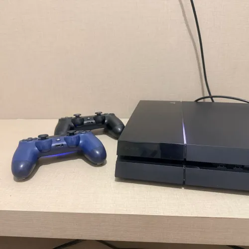 Playstation 4 FAT de 1tb 2 Controles. 