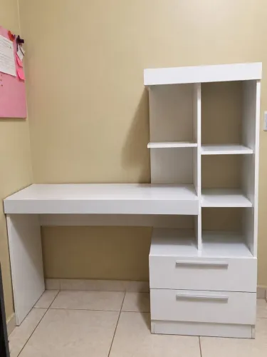 Vendo mesa de escritório com estante e gavetas.