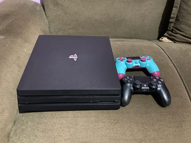Ps4 pro com 2 controles