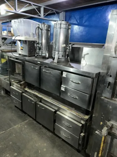 balcão inox -refrigerado - com portas e gavetas - e tem espaço para /cub. refrigerada