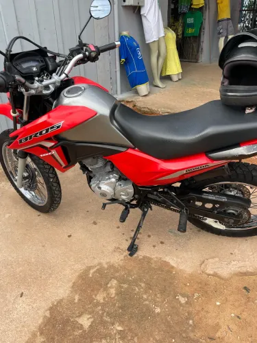 Vendo bros 160 2022 em dia no meu nome primeiro dono não troco em nada só venda