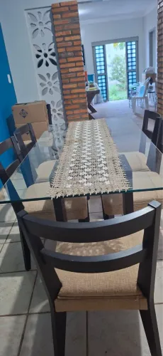 MESA DE VIDRO COM BASE DE MADEIRA 6 CADEIRAS DE MADEIRA