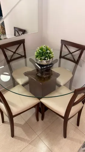 Mesa em excelente estado de conservação!