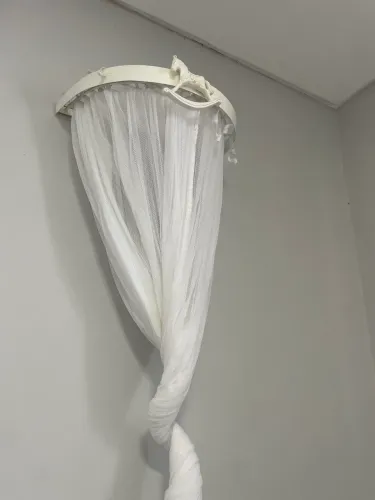 Berço com colchão e mosquiteiro