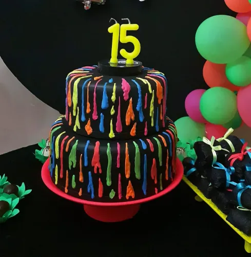 Bolo Fake Cenográfico Peppa Pig / Bodas - Casamento - Noivado / Neon Party - Now United