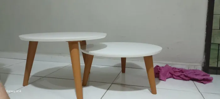 Duas mesas para decoração