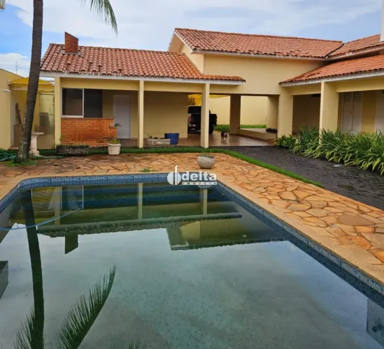 Casa disponível para locação no bairro Jardim Karaíba em Uberlândia-MG.