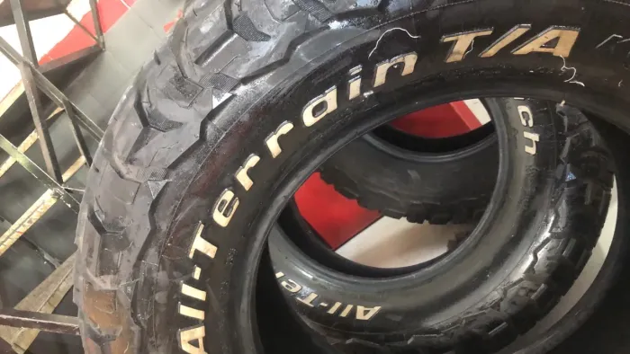JOGO PNEU BF GOODRICH MUITO NOVO 285/65 R18 KO3