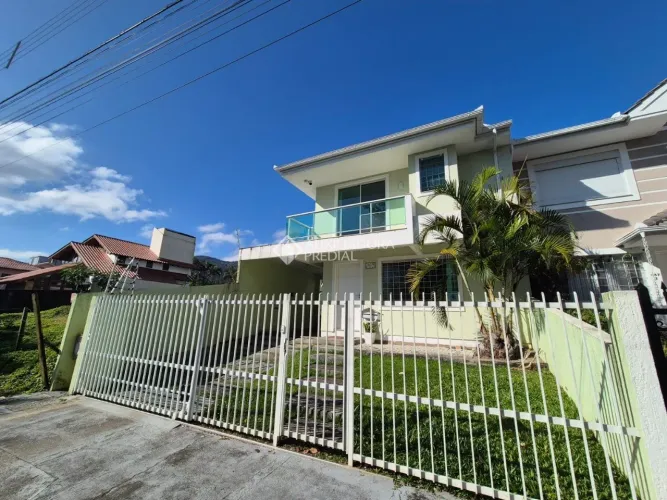 Casa ampla com 4 dormitórios, sendo 2 suítes, em excelente localização no Itacorubi