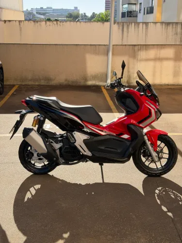 Scooter ADV 150 com bolha Fumê + brinde