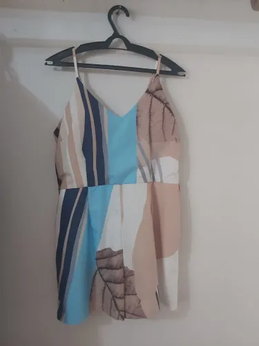 Lote de roupas ainda atual que pode ser pro próprio uso ou revenda