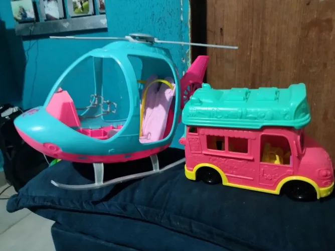 Vende se dois brinquedos originais helicópto da Barbie e carinho de sorvete da poly