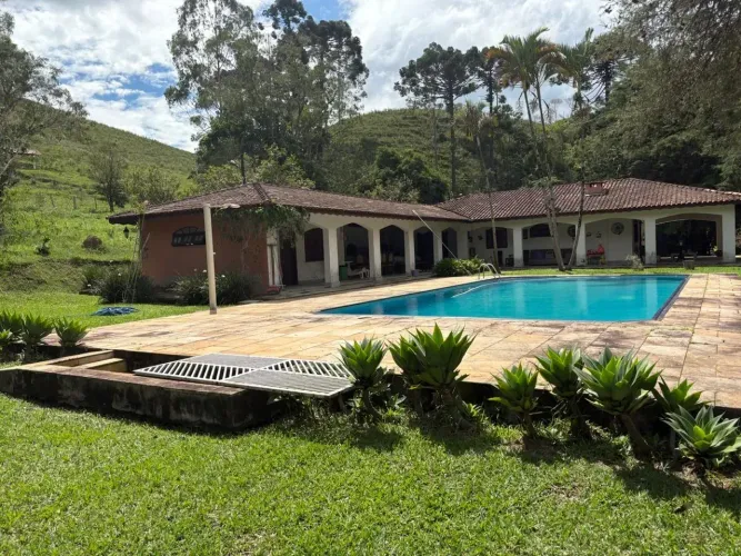 Sítio de 10 Alqueires Com Casa Sede e Lago no Bairro do Pião - Piracaia