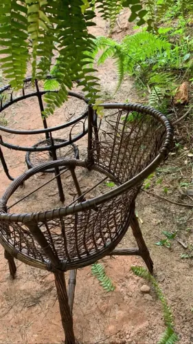 Vendo Conjunto cadeira e mesa redondas em ferro para reformar