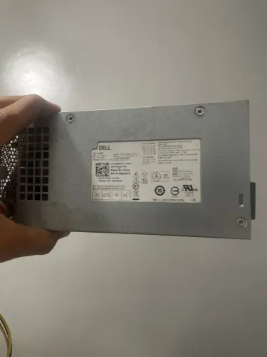 Fonte Dell original 220W, usada, com cabos. Ideal para reposição ou manutenção.